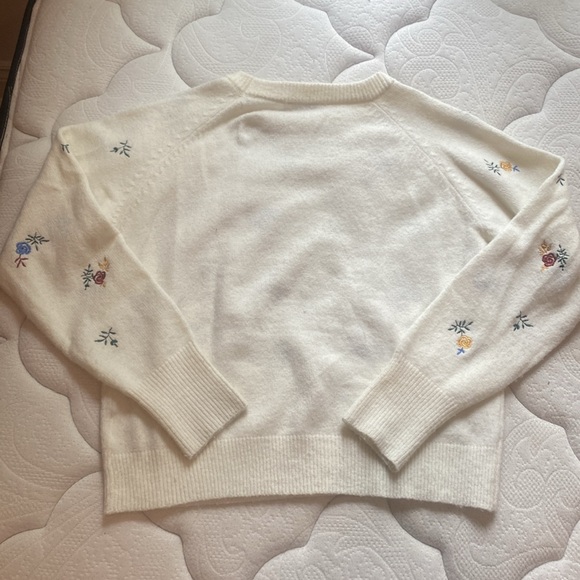 Simple Retro Melody Floral Embroidery Raglan Sleeve Sweater - Picture 6 of 6
